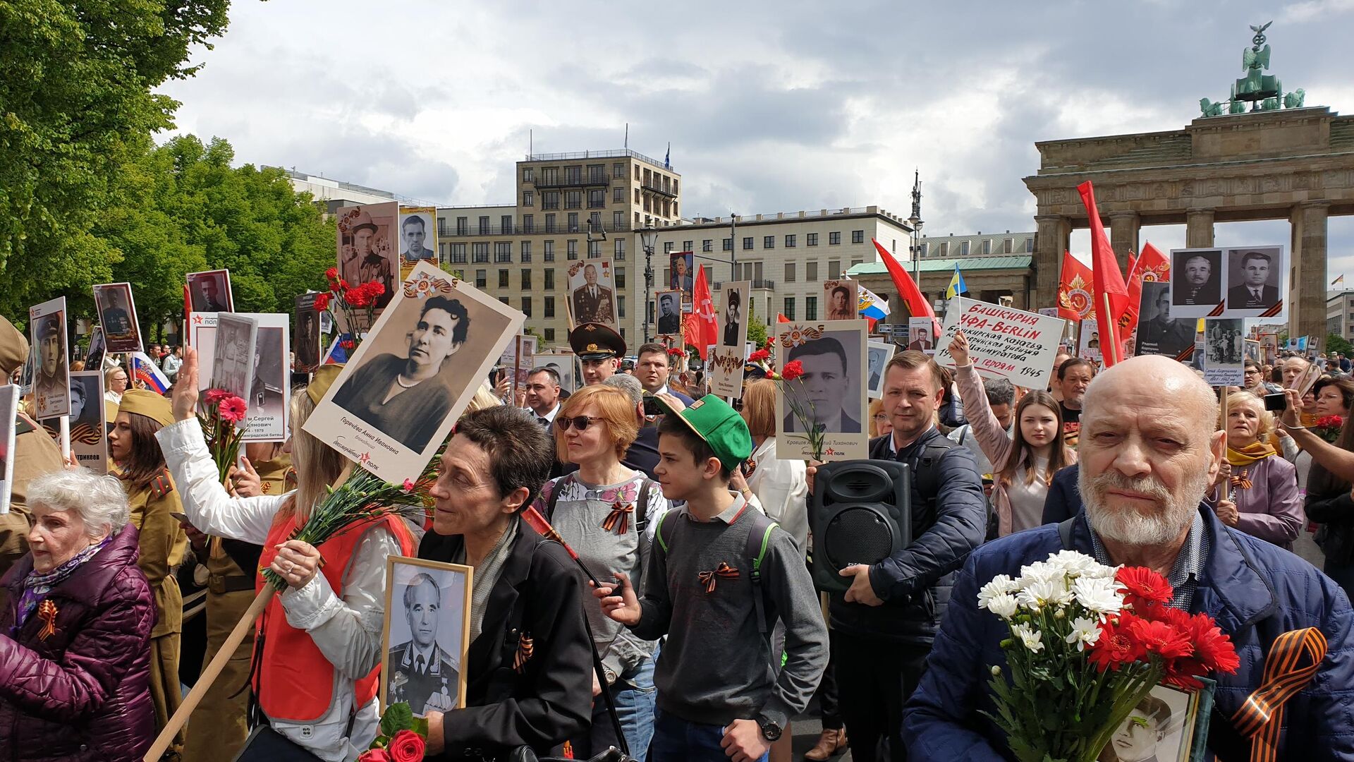 Участники акции памяти Бессмертный полк в Берлине. 9 мая 2019  - РИА Новости, 1920, 05.05.2022