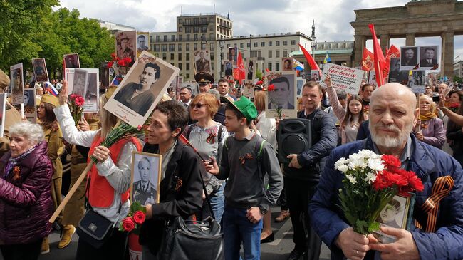 Участники акции памяти Бессмертный полк в Берлине. 9 мая 2019 