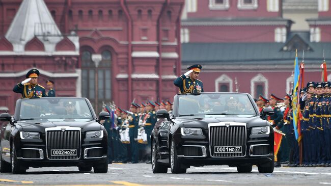 Министр обороны РФ Сергей Шойгу и главнокомандующий сухопутными войсками РФ генерал армии Олег Салюков на автомобилях Aurus Senat на военном параде на Красной площади, посвящённом 74-й годовщине Победы в Великой Отечественной войне