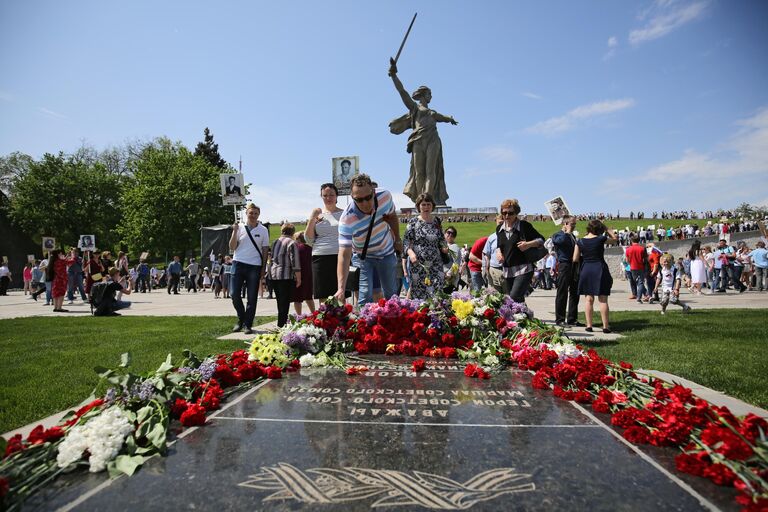 Участники акция Бессмертный полк в Волгограде