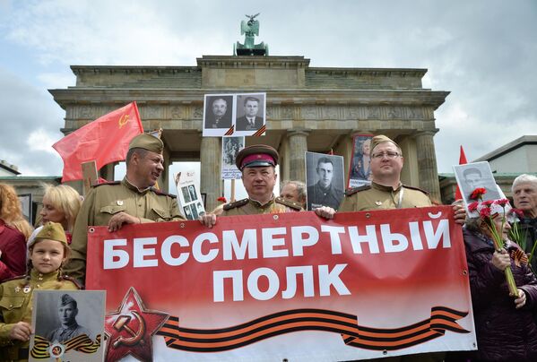 Участники акции Бессмертный полк у Бранденбургских ворот в Берлине