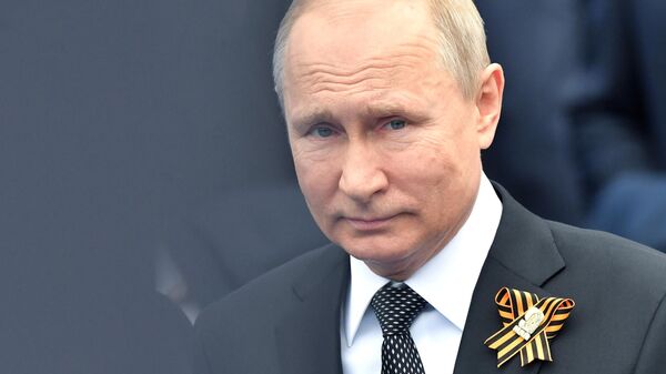 Президент РФ Владимир Путин во время военного парада в честь 74-й годовщины Победы в ВОВ Президент РФ Владимир Путин во время военного парада в честь 74-й годовщины Победы в ВОВ