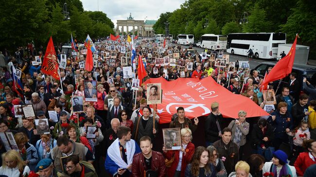 Участники акции Бессмертный полк в Берлине