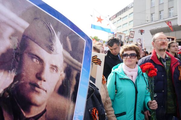 Участники акции Бессмертный полк в Калининграде