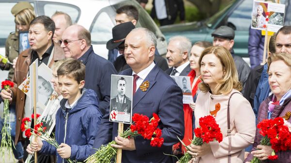 Президент Молдавии Игорь Додон участвует в акции Бессмертный полк в Кишиневе