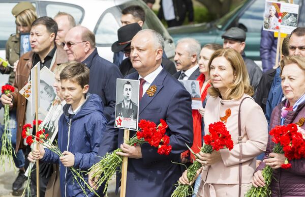 Президент Молдавии Игорь Додон участвует в акции Бессмертный полк в Кишиневе