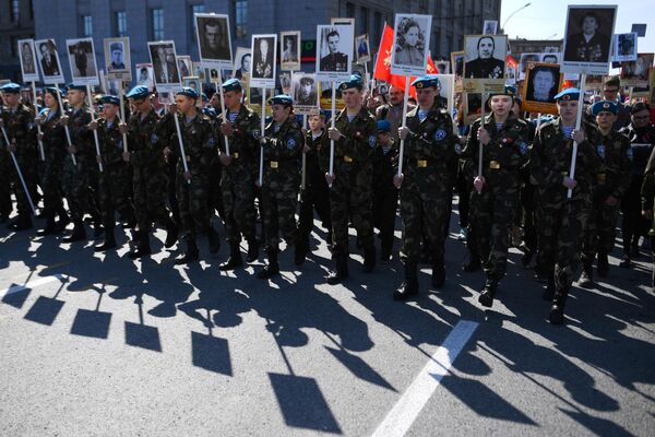 Участники акция Бессмертный полк в Новосибирске