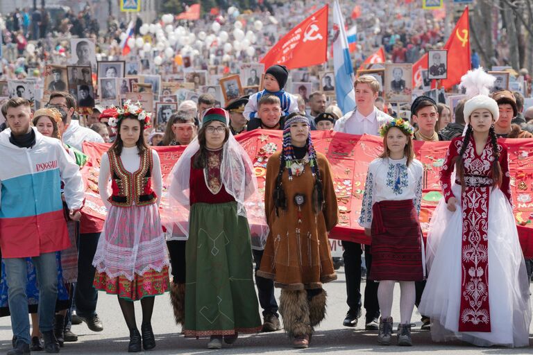 Участники акции Бессмертный полк в городе Петропавловске-Камчатском