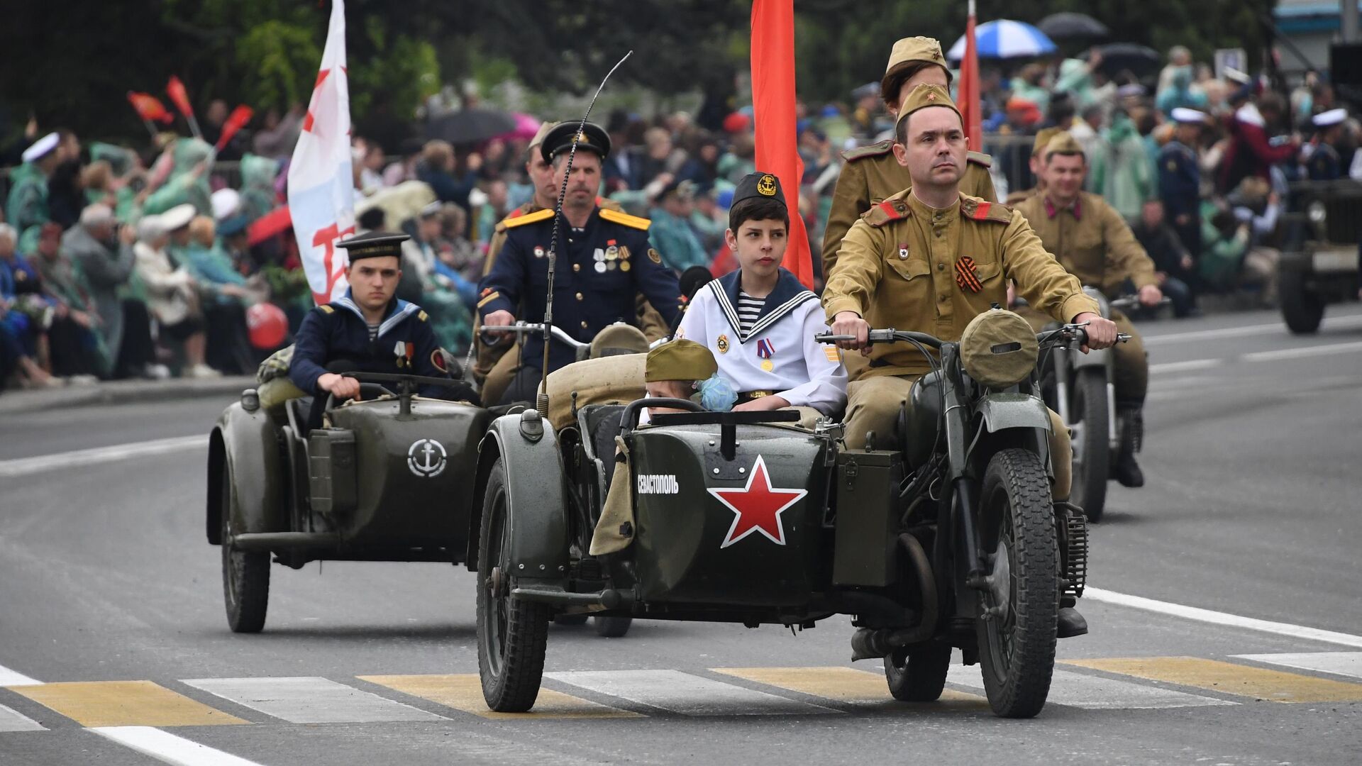 Участники акции Бессмертный полк в Севастополе - РИА Новости, 1920, 19.04.2024