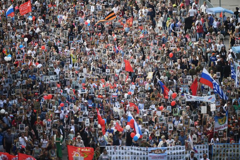 Участники акции Бессмертный полк в Москве