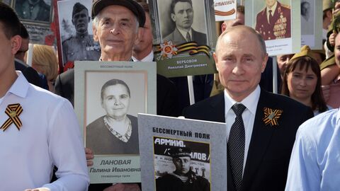 Президент России Владимир Путин с портретом своего отца-фронтовика Владимира Спиридоновича принимает участие в шествии патриотической акции Бессмертный полк в честь 74-й годовщины победы в Великой Отечественной войне 1941-1945 годов Президент России Владимир Путин с портретом своего отца-фронтовика Владимира Спиридоновича принимает участие в шествии патриотической акции Бессмертный полк в честь 74-й годовщины победы в Великой Отечественной войне 1941-1945 годов