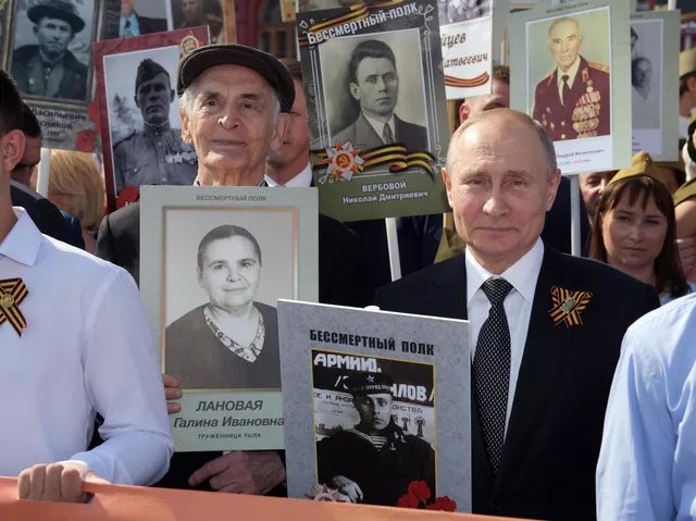 Президент России Владимир Путин с портретом своего отца-фронтовика Владимира Спиридоновича принимает участие в шествии патриотической акции Бессмертный полк в честь 74-й годовщины победы в Великой Отечественной войне 1941-1945 годов