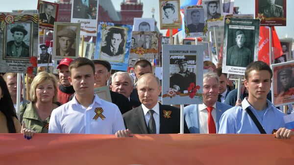 Президент РФ Владимир Путин с портретом своего отца-фронтовика Владимира Спиридоновича принимает участие в шествии патриотической акции Бессмертный полк в честь 74-й годовщины Победы в Великой Отечественной войне 1941-1945 годов Президент РФ Владимир Путин с портретом своего отца-фронтовика Владимира Спиридоновича принимает участие в шествии патриотической акции Бессмертный полк в честь 74-й годовщины Победы в Великой Отечественной войне 1941-1945 годов