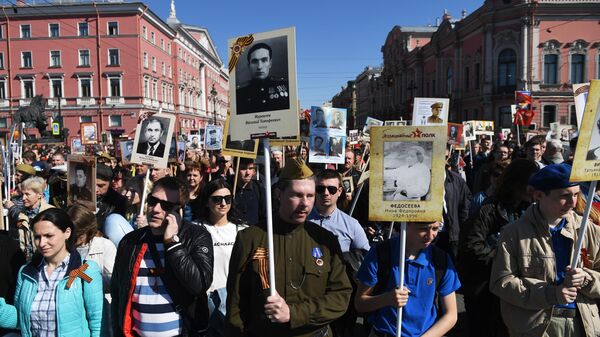 Участники акции Бессмертный полк в Санкт-Петербурге