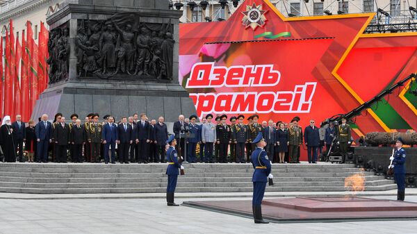 Президент Белоруссии Александр Лукашенко на церемонии возложения венка к монументу Победы в Минске, посвященной Дню Победы