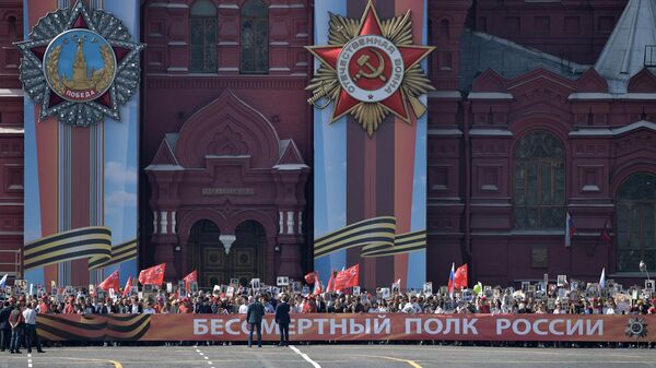 Участники акции Бессмертный полк на Красной площади в Москве