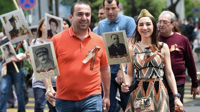 Участники акции Бессмертный полк в Ереване