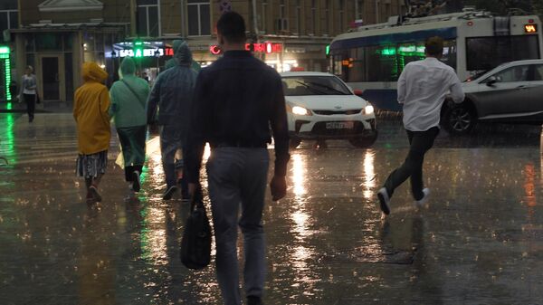 Прохожие во время дождя на одной из улиц в Москве