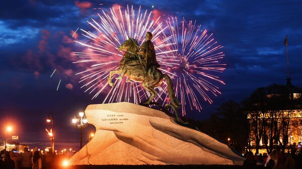Памятник Петру I на Сенатской площади во время праздничного салюта в Санкт-Петербурге в честь Дня Победы