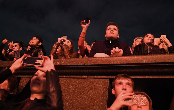 Москвичи и гости столицы смотрят праздничный салют в честь Дня Победы в Москве на Воробьевых горах