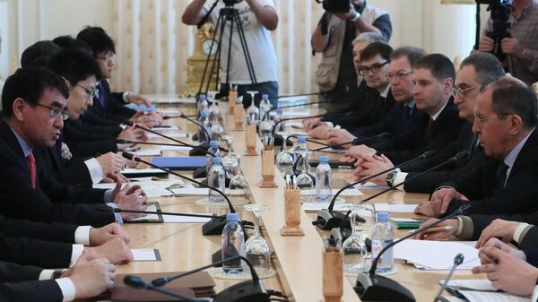 Министр иностранных дел РФ Сергей Лавров и министр иностранных дел Японии Таро Коно во время встречи в Москве