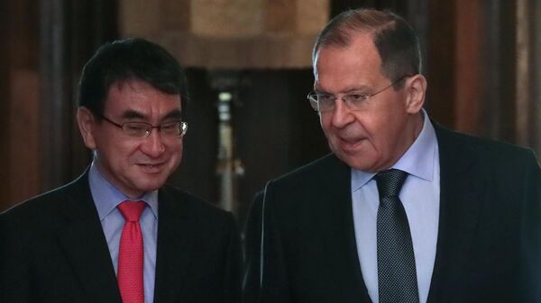Министр иностранных дел РФ Сергей Лавров и министр иностранных дел Японии Таро Коно во время встречи в Москве