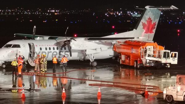 На месте столкновения самолета и наземного топливозаправщика в аэропорту Торонто, Канада