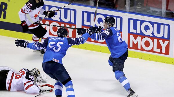 Финны радуются заброшенной шайбе в ворота канадцев