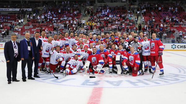 Владимир Путин с игроками команд Легенды хоккея и Сборная Ночной хоккейной лиги
