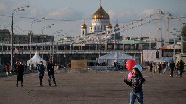 Прохожие в Парке Горького в Москве.