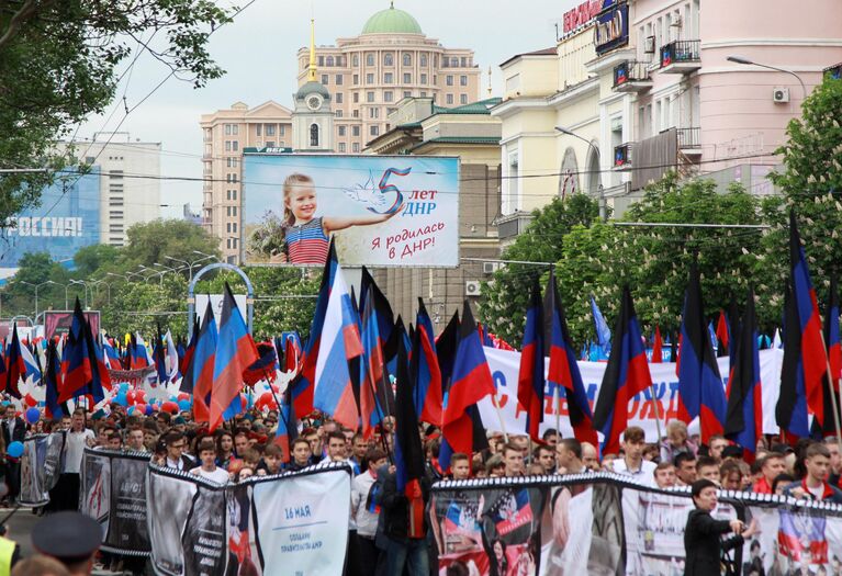 Участники шествия Лента времени во время торжественных мероприятий, посвященных Дню Донецкой народной республики - 5-й годовщине образования ДНР. 11 мая 2019