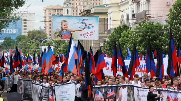Участники шествия Лента времени во время торжественных мероприятий, посвященных Дню Донецкой народной республики - 5-й годовщине образования ДНР. 11 мая 2019