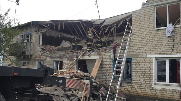 Спасательные работы на месте хлопка бытового газа в жилом доме в Ростовской области
