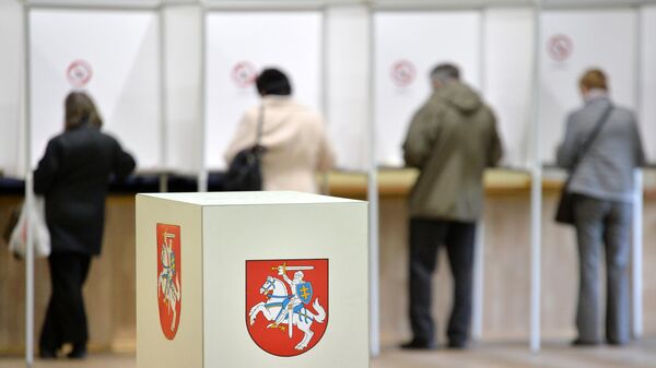 Избиратели во время голосования на выборах президента Литвы. 