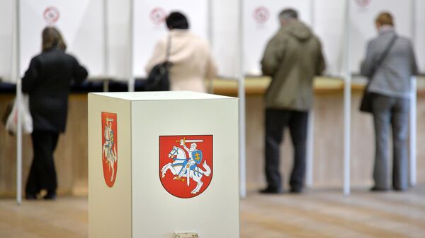 Избиратели во время голосования на выборах президента Литвы