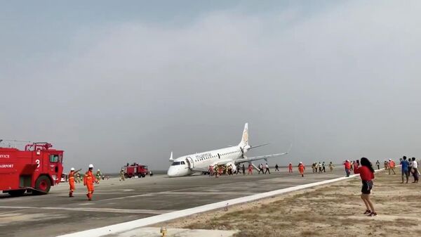 Самолет авиакомпании Myanmar National Airline после аварийной посадки в аэропорту города Мандалай