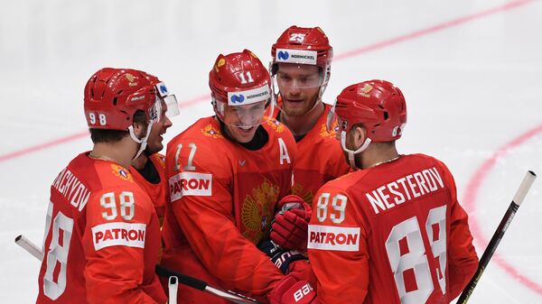 Игроки сборной России радуются забитой шайбе 