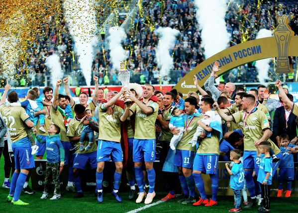 Футболисты Зенита празднуют победу в чемпионате России