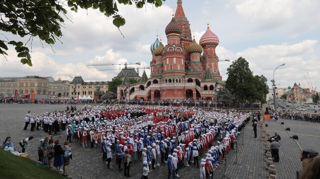 Участники III смотра-конкурса детских духовых оркестров ЦФО на Васильевском спуске в Москве