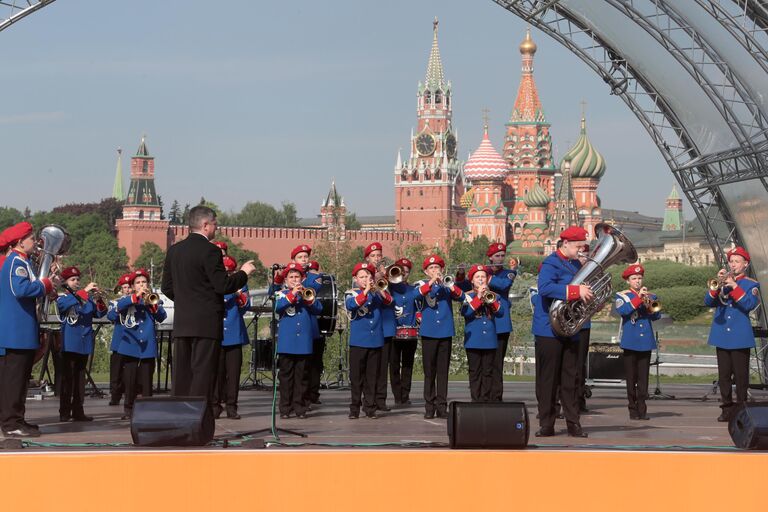 Участники III смотра-конкурса детских духовых оркестров ЦФО в парке Зарядье в Москве