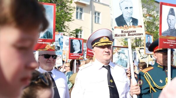 Министр внутренних дел по Республике Мордовия Юрий Арсентьев принимает участие в акции Бессмерный полк. 9 мая 2019