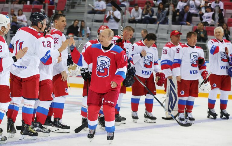 Президент РФ Владимир Путин и игроки команды Сборная Ночной хоккейной лиги после окончания гала-матча Ночной хоккейной лиги в ледовом дворце Большой в Сочи Президент РФ Владимир Путин и игроки команды Сборная Ночной хоккейной лиги после окончания гала-матча Ночной хоккейной лиги в ледовом дворце Большой в Сочи