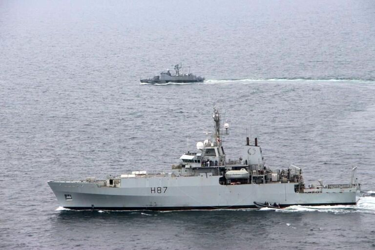 Корабль Королевских ВМС Великобритании HMS Echo (H87) и украинский ракетный катер Прилуки во время учений в акватории Черного моря Корабль Королевских ВМС Великобритании HMS Echo (H87) и украинский ракетный катер Прилуки во время учений в акватории Черного моря