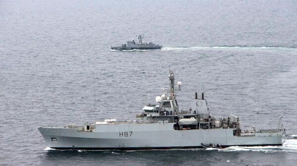 Корабль Королевских ВМС Великобритании HMS Echo (H87) и украинский ракетный катер Прилуки во время учений в акватории Черного моря