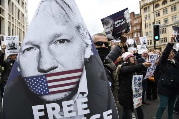 Акция сторонников основателя WikiLeaks Джулиана Ассанжа в Лондоне