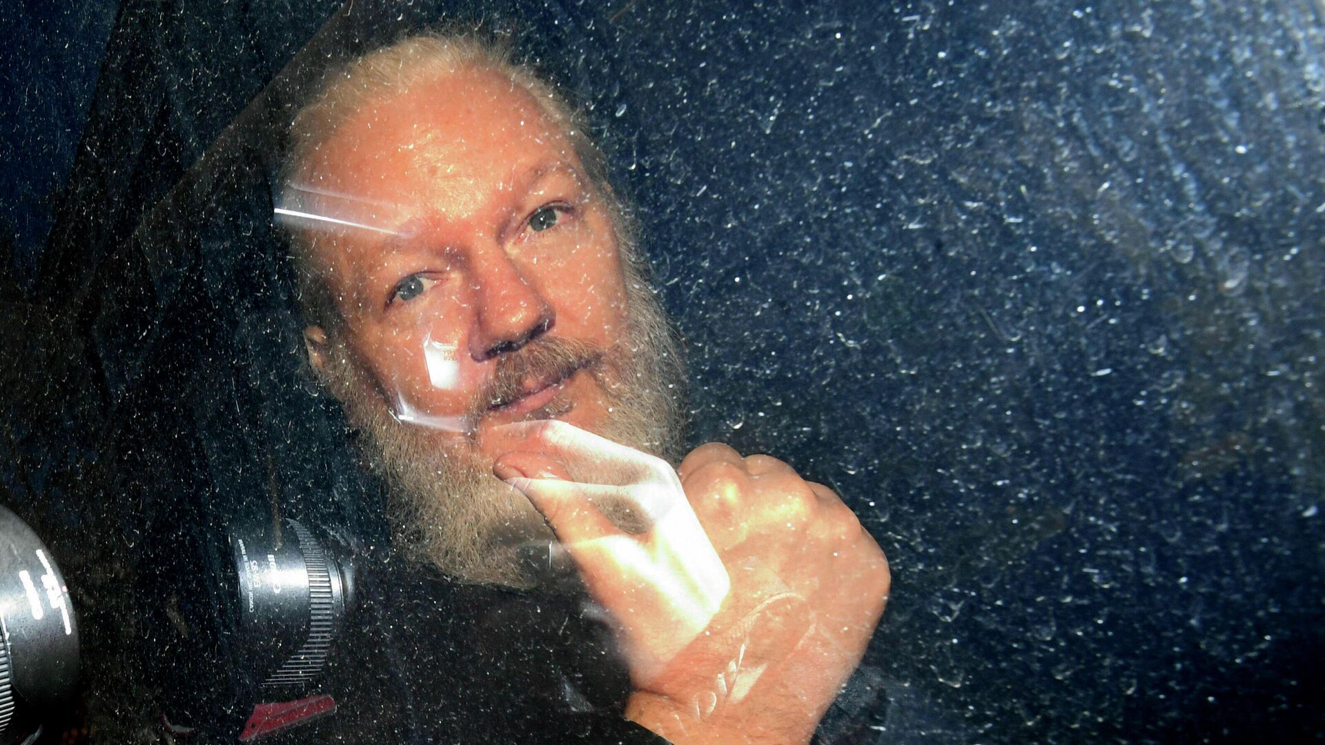 Основатель WikiLeaks Джулиан Ассанж в полицейском фургоне после задержания в Лондоне - РИА Новости, 1920, 20.05.2024