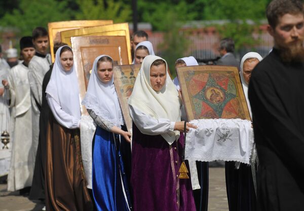 Прихожане с иконами во время крестного хода в духовном центре старообрядчества Рогожская слобода в Москве