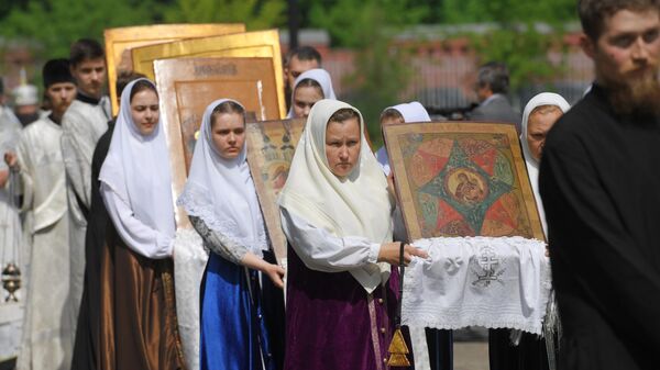 Прихожане с иконами во время крестного хода в духовном центре старообрядчества Рогожская слобода в Москве