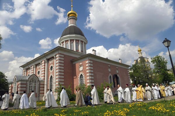 Священники совершают крестный ход рядом с Рождественским храмом в духовном центре старообрядчества Рогожская слобода в Москве