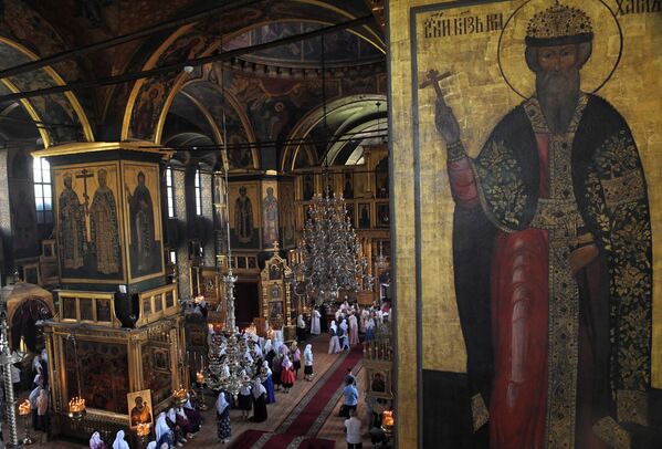 Иконы и прихожане в Покровском соборе духовного центра старообрядчества Рогожская слобода в Москве